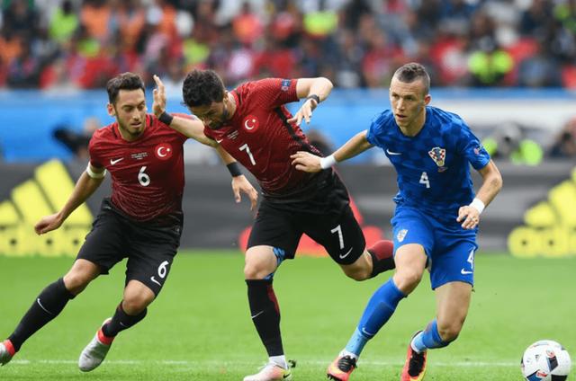 关于瑞典队客场输给克罗地亚，欧预赛小组形势不妙的信息